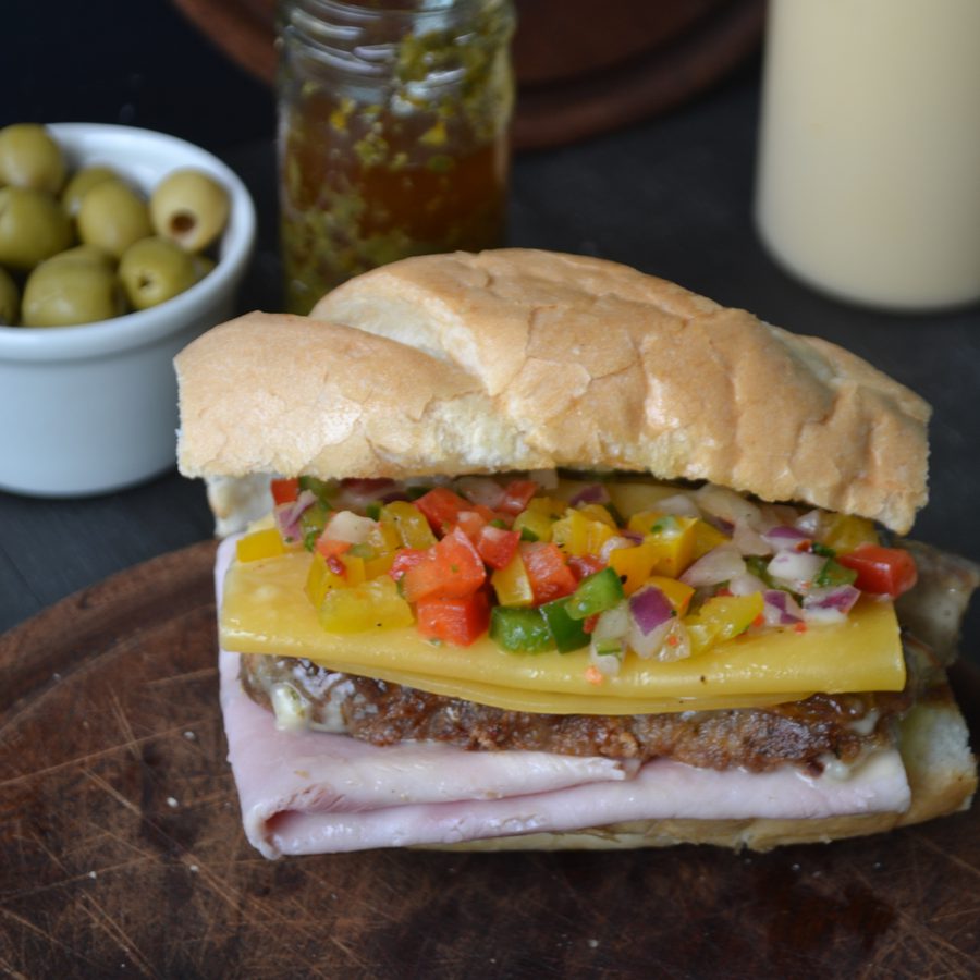 El Cheto: choripán con jamón y mozzarella