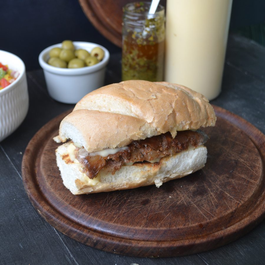 El Clásico: choripán con chorizo artesanal y chimichurri