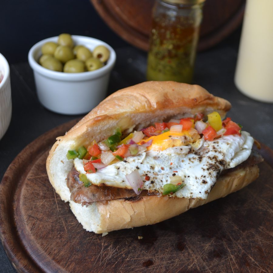 El Pibe: choripán con huevo frito y salsa criolla